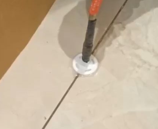 祁连瓷砖空鼓维修公司专业解答瓷砖在铺贴过程中，如果没有涂抹均匀到位的粘结材料（如水泥砂浆或瓷砖胶），可能会导致以下问题